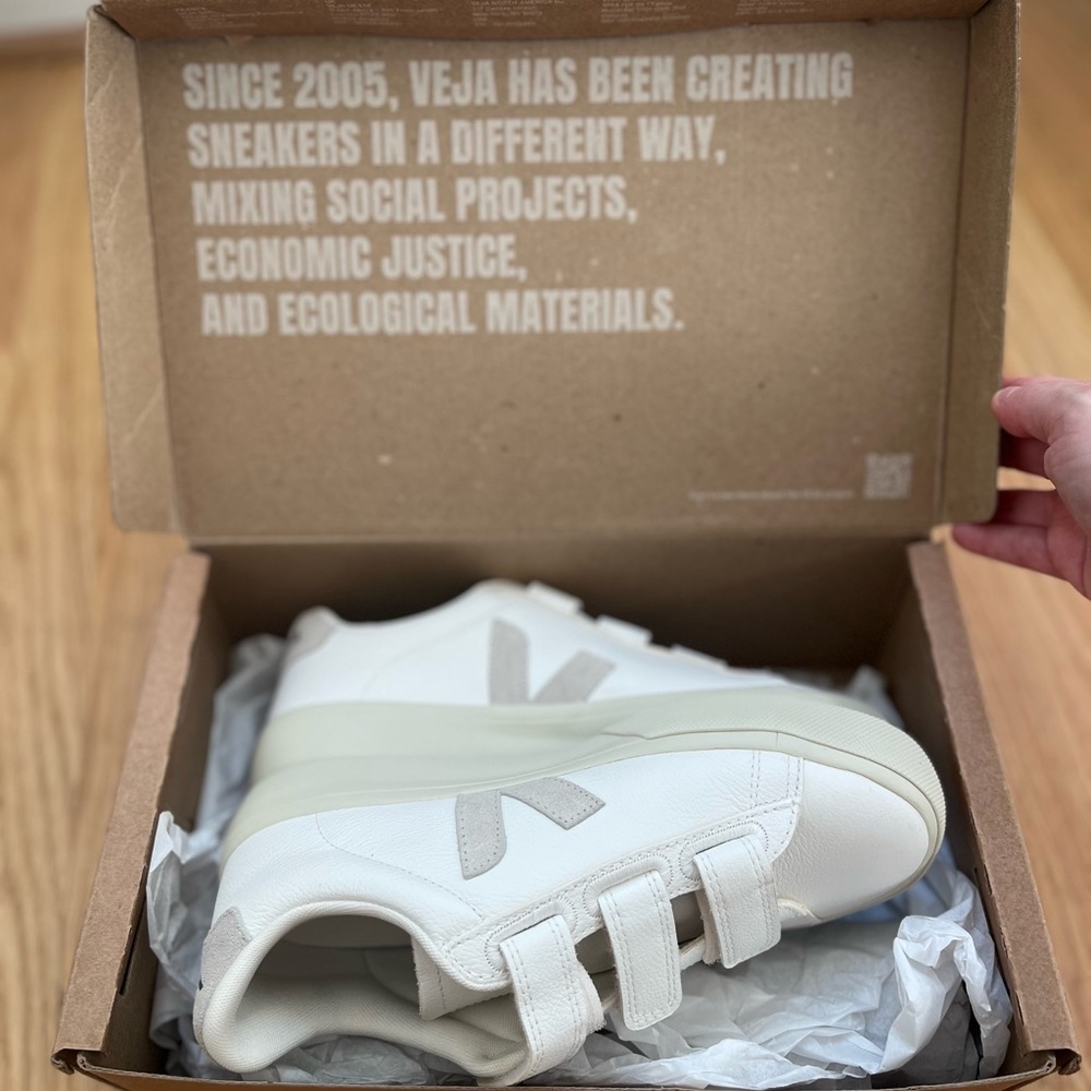 NEW IN BOX Veja Velcro Recife Sneakers Size 6